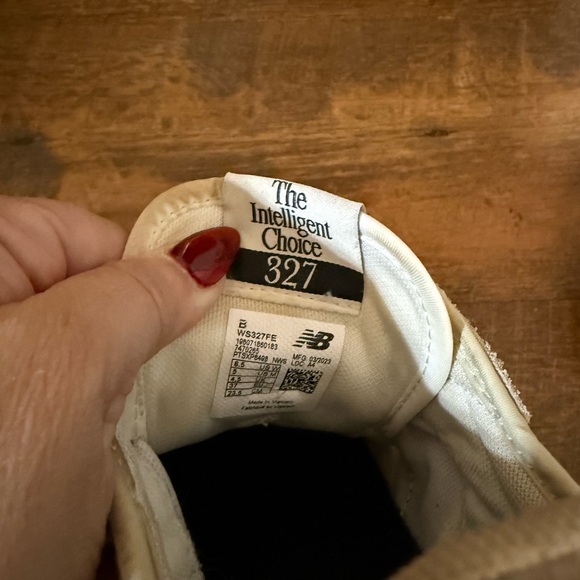 New Balance 327 Sneakers • Women’s 6.5 • Cream/Black - Picture 4 of 4